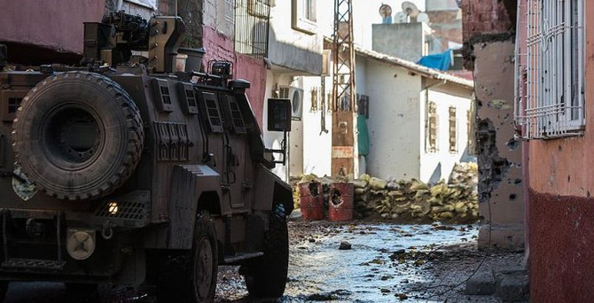 Diyarbakır'da hain saldırı: 1 polis şehit