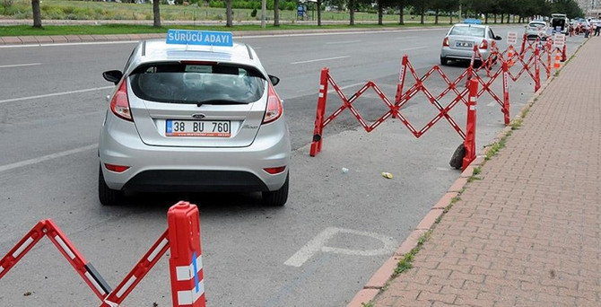 Bu yıl ilk defa 'trafik adabı' sorulacak
