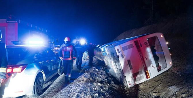 İşçi servisi devrildi: 1 ölü 38 yaralı