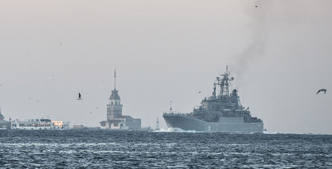 İstanbul Boğazı'ndan Rus savaş gemisi geçti