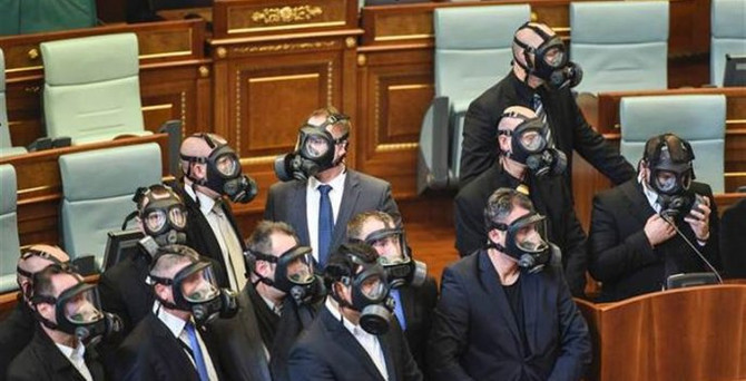 Kosovalı vekiller bu kez hazırlıklı geldi