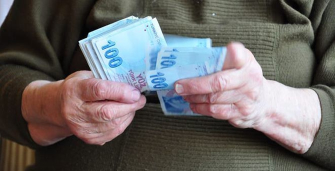 Emeklilere ayda 100 lira ek zam