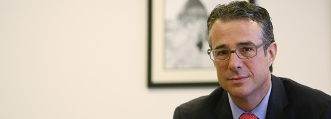IMF temsilcisine yumurta attılar