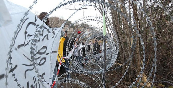 Sığınmacılara 'tel örgü' önlemine protesto