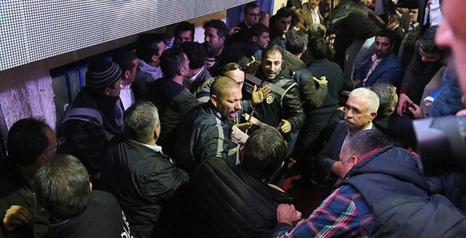 CHP Mersin İl Kongresi'nde arbede yaşandı