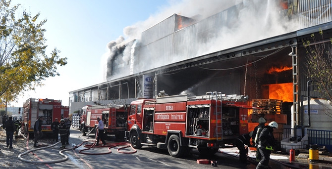Bursa'da iplik fabrikası yandı