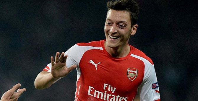 Mesut Özil Arsenal'ı liderliğe taşıdı
