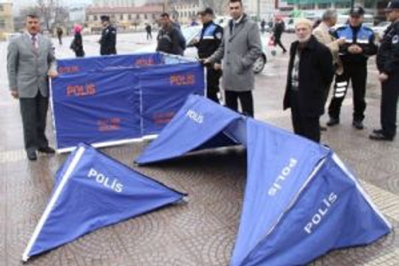 Dink cinayetinden esinlendi, ceset çadırı üretti
