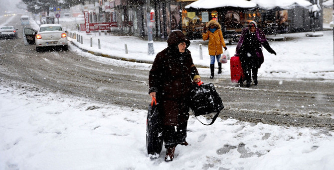 İstanbul'da ulaşıma ve eğitime kar engeli