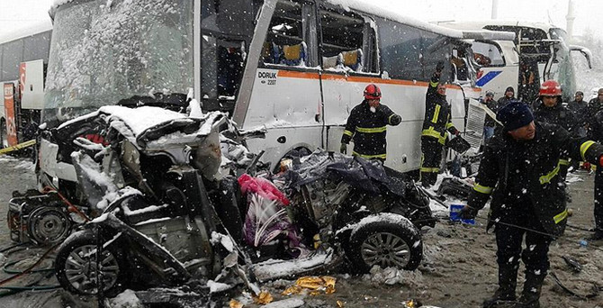 TEM'de zincirleme kaza: 1 ölü, 20 yaralı