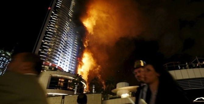 Dubai'de 63 katlı otelde yangın