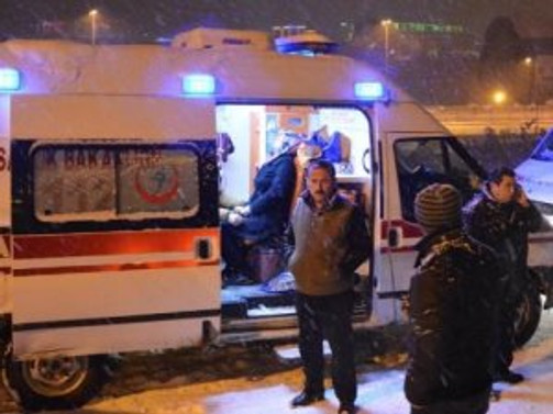 Polis aracı, üniversitelilere çarptı: 8 yaralı