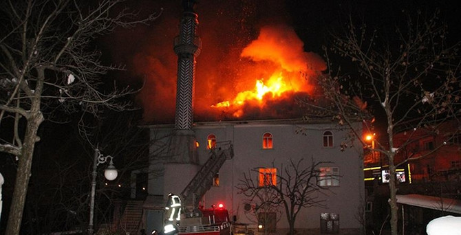Sakarya'da cami alev alev yandı