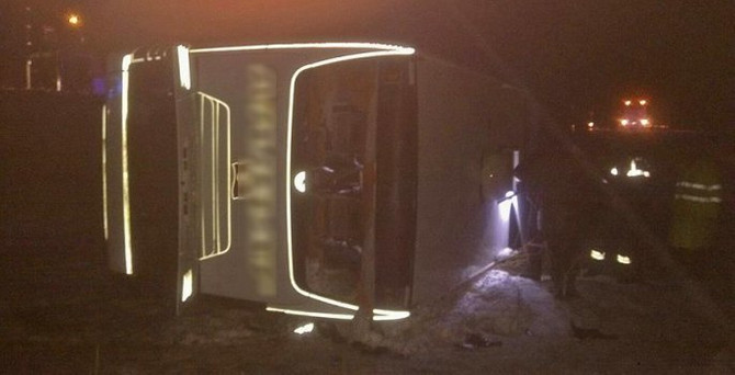 Yolcu otobüsü devrildi: 38 yaralı