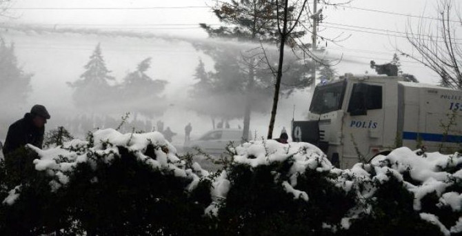 Sur'a yürümek isteyen gruba polis müdahalesi