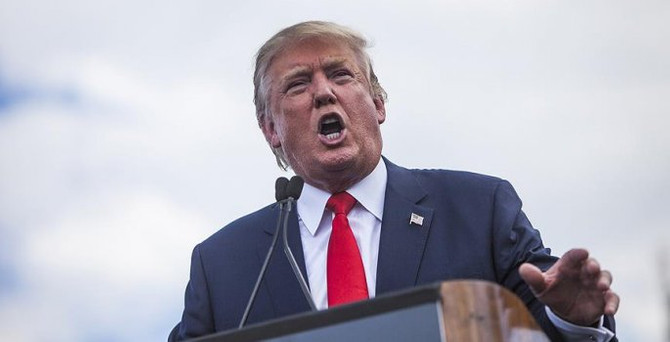 Trump'ın mitinginde başörtülü kadın salondan çıkarıldı