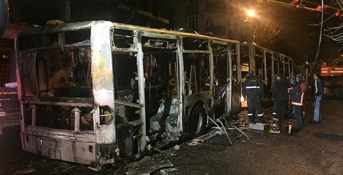 Gazi Mahallesi'nde belediye otobüsü yakıldı