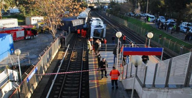 İzmir'de metro hattına konteyner düştü