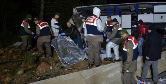 Sığınmacıları taşıyan otobüs takla attı: 8 ölü 42 yaralı