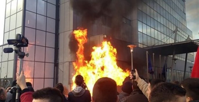 Hükümet binasına molotoflu saldırı