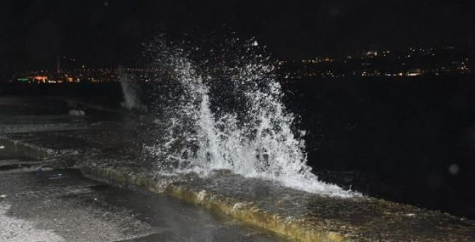 Lodos hava ve deniz ulaşımını vurdu