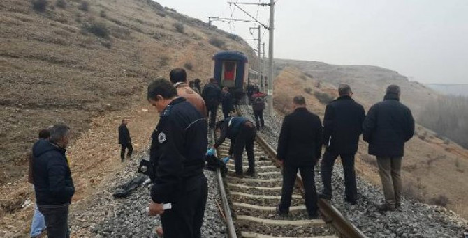 Demiryolundan geçerken tren altında kaldı