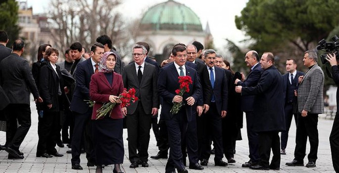 Davutoğlu saldırının gerçekleştiği yere karanfil bıraktı