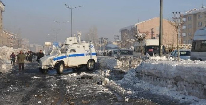 Yüksekova'da polise bombalı saldırı