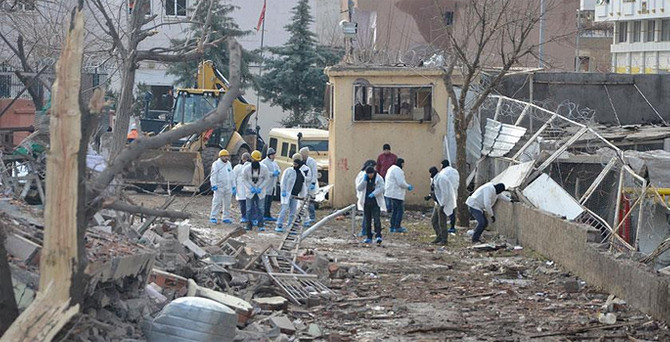 Diyarbakır'da ilçe emniyet müdürlüğüne saldırı