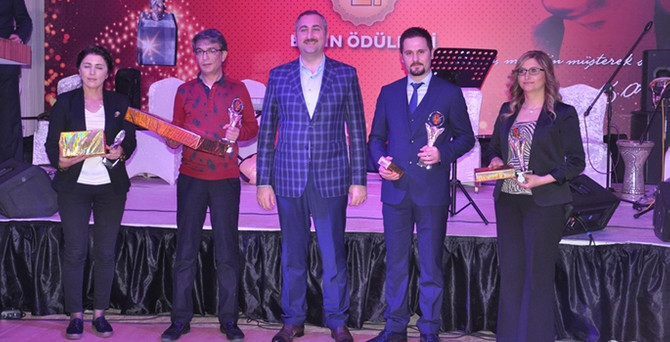 DÜNYA'ya iki ödül birden