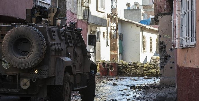 Sur'da saldırı: 1'i ağır 3 polis yaralı