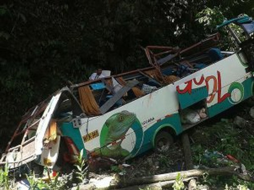 Peru'da otobüs uçuruma yuvarlandı: 16 ölü