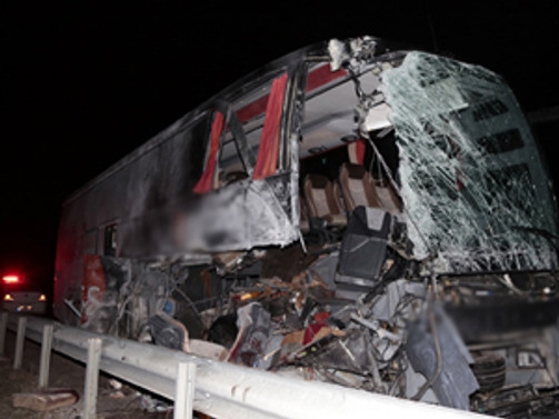 Yolcu otobüsü TIR'a çarptı: 14 yaralı