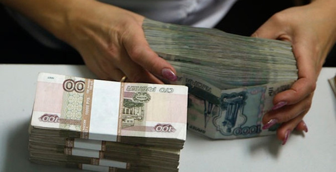 Ruble rekor seviyeye geriledi