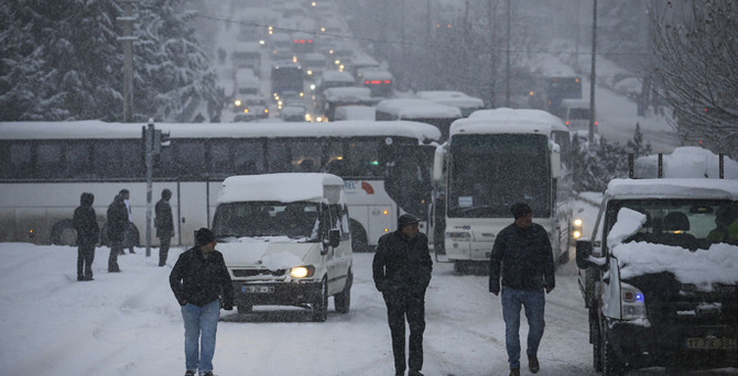 Başkent beyaza büründü, okullar tatil edildi