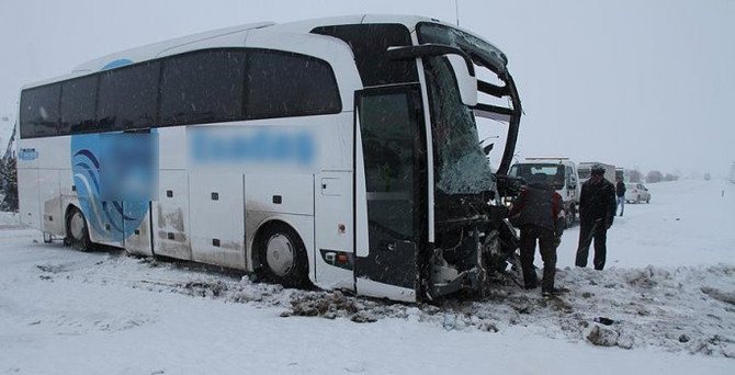 Yolcu otobüsü ile tır çarpıştı: 17 yaralı