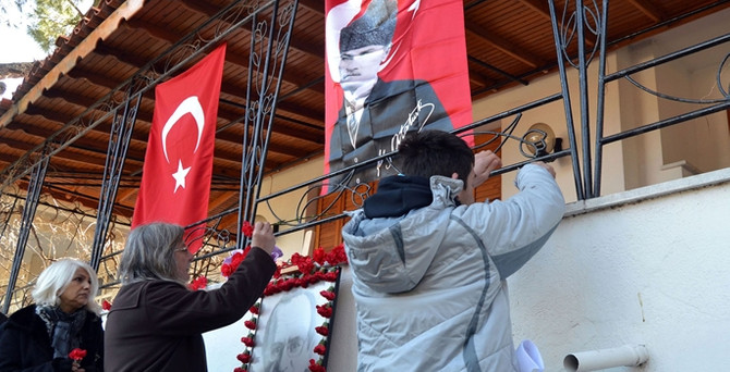 Uğur Mumcu evinin önünde anıldı