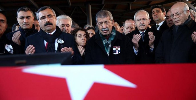 Kamer Genç için cemevinde tören
