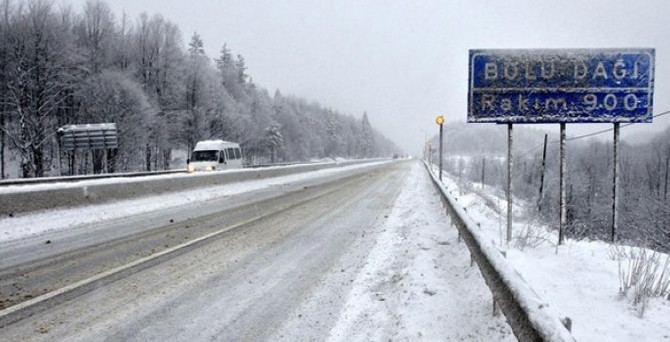 Bolu Dağı'nda TIR geçişi durduruldu