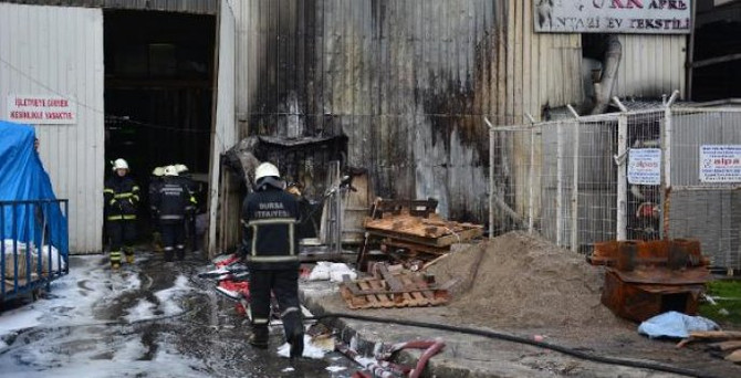 Bursa'da ev tekstili fabrikası yandı
