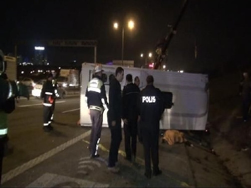 TEM'de servis aracı devrildi: 1 ölü, 17 yaralı