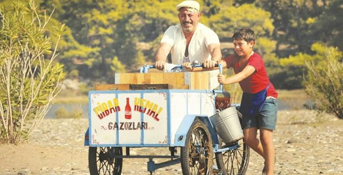 Gazoz yudumlaya yudumlaya büyüyen çocuk