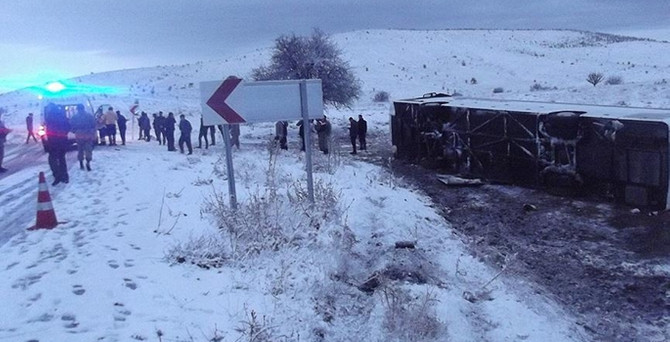 Yolcu otobüsü devrildi: 18 yaralı