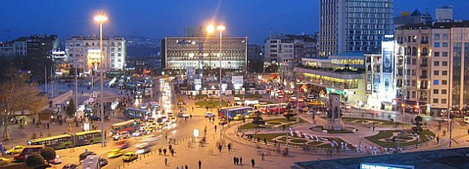 Taksim'de kutlama, esnafta ciro yok