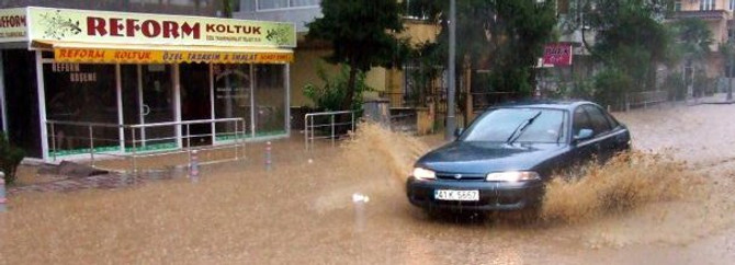 Gölcük'te ev ve iş yerlerini su bastı