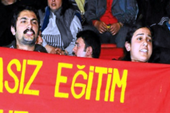 'Parasız eğitim' pankartı özgür
