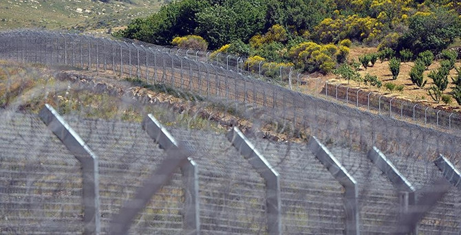 Macaristan, Romanya sınırına tel örgü