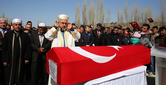 Şehit polis memuru toprağa verildi