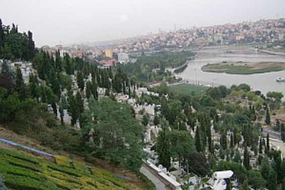Burada bir kişilik mezar yeri 12 bin lira
