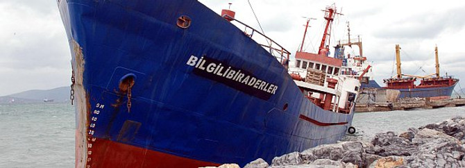 Yük gemileri karaya oturdu